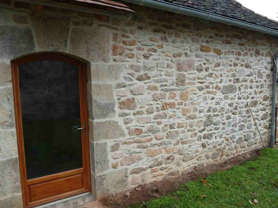 Joint à la chaux, façade en pierre dans la Loire