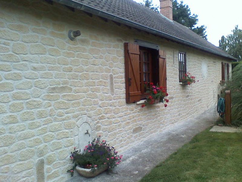 Joint à la chaux, façade en pierre à Renaison